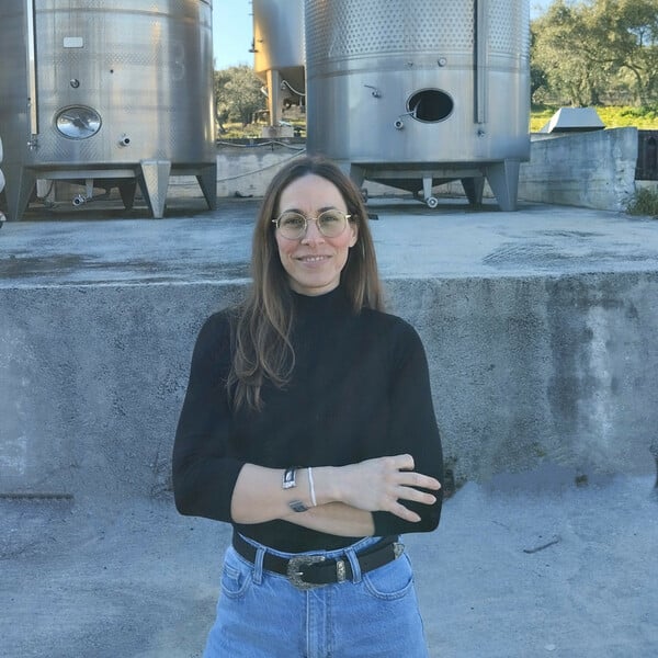 «Από την πόλη της απόλυτης κινητικότητας στο χωριό της απόλυτης ησυχίας, η αλλαγή ήταν τεράστια» / «Στο Δύστο κατάφερα να ασχοληθώ επαγγελματικά με την οινοποιία, που την αγαπώ»