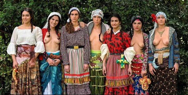 «Είσαι ό,τι φοράς», μια έκθεση για την τέχνη και το ρούχο στον 21ο αιώνα