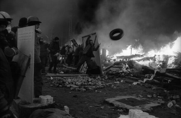 Στο Κίεβο, οι εικόνες του Oleksandr Glyadyelov αψηφούν τις βόμβες