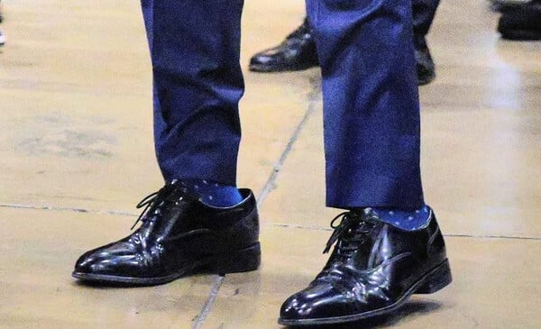 Μάρκο Ρούμπιο: Ο Ντόναλ Τραμπ του έκανε δώρο παπούτσια και δεν του κάνουν - Viral η στιγμή που τα φορά