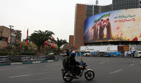 «Ακόμη και υπό τους πύραυλους συνεχίζουμε να ζούμε»: Πώς αντιμετωπίζουν οι νέοι στο Ιράν τον πόλεμο