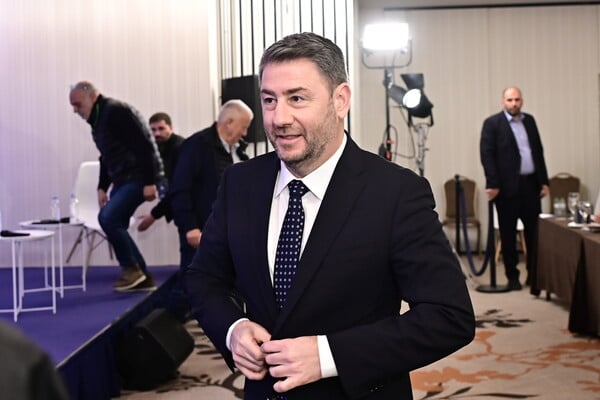 ΠΑΣΟΚ: «Ένα βήμα μπροστά, δύο βήματα πίσω»