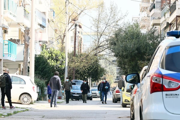 Καλαμαριά: «Τον είδαμε αιμόφυρτο μπροστά στον κάδο, ήταν τρία άτομα» λέει αυτόπτης μάρτυρας