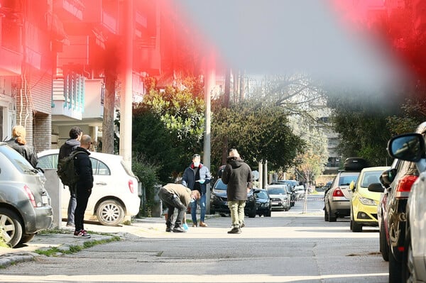 Καλαμαριά: «Τον είδαμε αιμόφυρτο μπροστά στον κάδο, ήταν τρία άτομα» λέει αυτόπτης μάρτυρας