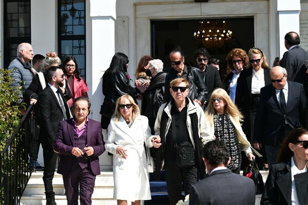 Γιώργος Μαρίνος: Συγκίνηση στο τελευταίο «αντίο» του μεγάλου Έλληνα σόουμαν