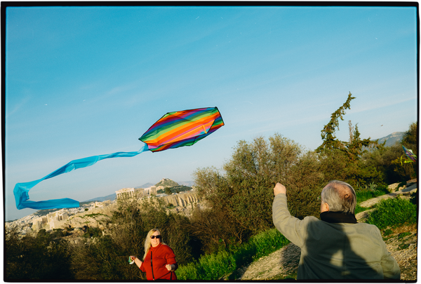 Οι όμορφες, μικρές στιγμές της Αθήνας με τη ματιά του Ντάγκλας Μάρτιν Έβελι