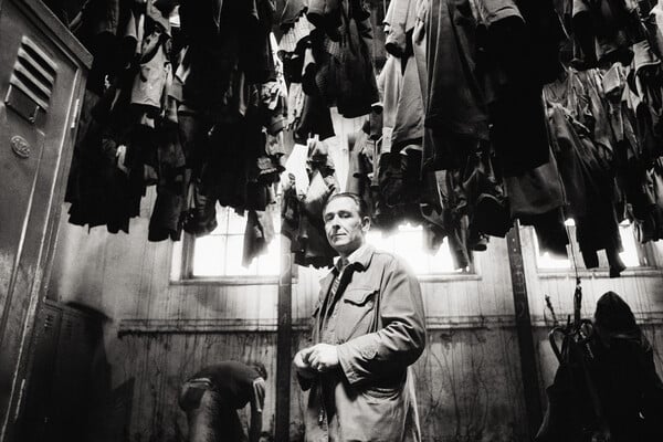 Γκάζι 1982-1984: Οι φωτογραφίες του Νίκου Μάρκου από το παλιό εργοστάσιο εκτίθενται ξανά