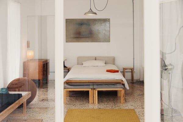 ΕΠΕΞ Ένα σπίτι όπου τα μπάνια έχουν πρωταγωνιστικό ρόλο/Ένα σπίτι με το γούστο του καλλιτέχνη και όλα φτιαγμένα από τον ίδιο