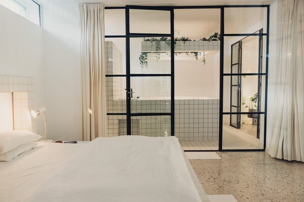 ΕΠΕΞ Ένα σπίτι όπου τα μπάνια έχουν πρωταγωνιστικό ρόλο/Ένα σπίτι με το γούστο του καλλιτέχνη και όλα φτιαγμένα από τον ίδιο