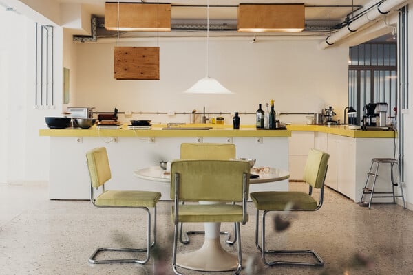 ΕΠΕΞ Ένα σπίτι όπου τα μπάνια έχουν πρωταγωνιστικό ρόλο/Ένα σπίτι με το γούστο του καλλιτέχνη και όλα φτιαγμένα από τον ίδιο