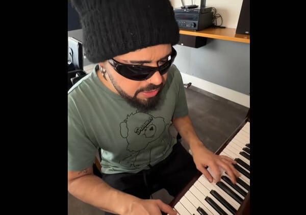 Eurovision 2026: «Θα νικήσουμε» - Ο Akylas ερμήνευσε μία διαφορετική εκτέλεση του «Ferto» και αποθεώθηκε