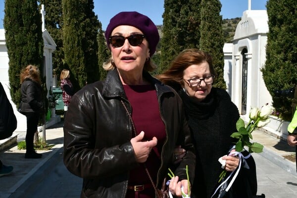 Γιώργος Μαρίνος: Συγκίνηση στο τελευταίο «αντίο» του μεγάλου Έλληνα σόουμαν