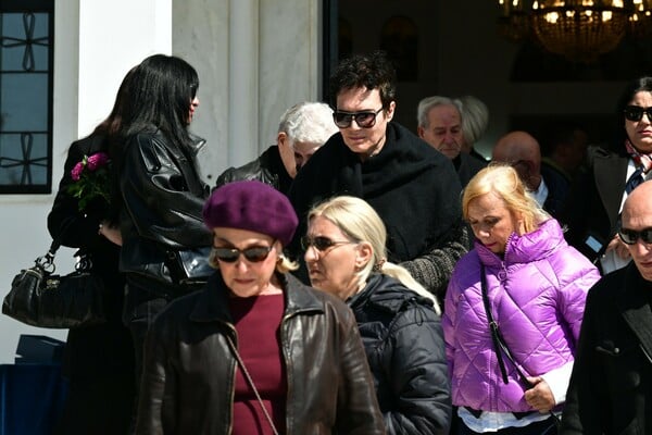 Γιώργος Μαρίνος: Συγκίνηση στο τελευταίο «αντίο» του μεγάλου Έλληνα σόουμαν