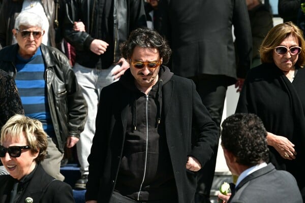 Γιώργος Μαρίνος: Συγκίνηση στο τελευταίο «αντίο» του μεγάλου Έλληνα σόουμαν