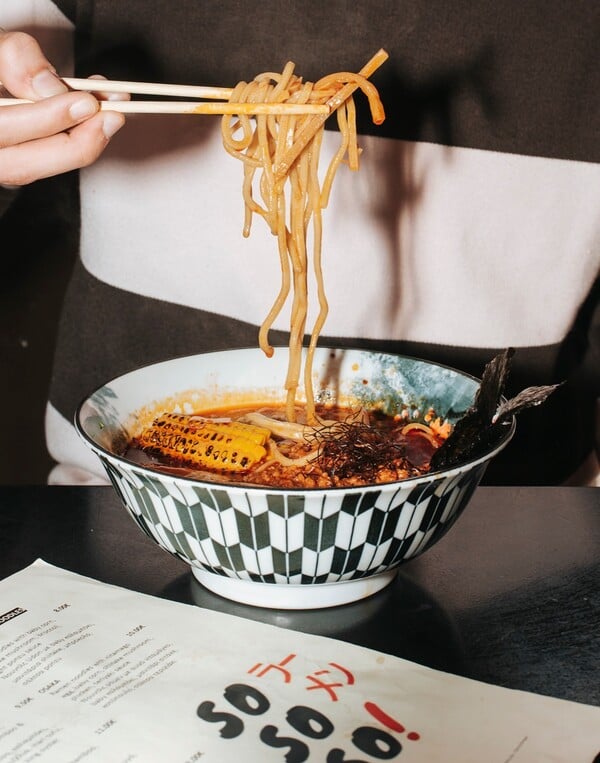 Τα αχνιστά ράμεν είναι η πιο hot τάση στο φαγητό