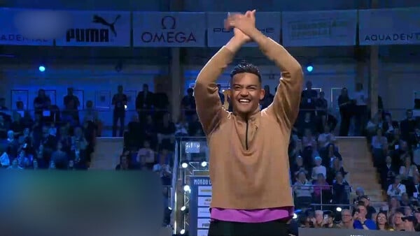 Εμμανουήλ Καραλής: Η viral εμφάνιση στην Ουψάλα υπό τους ήχους του «Ferto»