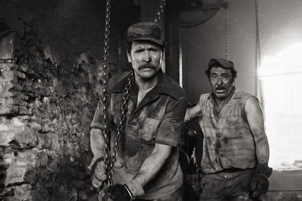 Γκάζι 1982-1984: Οι φωτογραφίες του Νίκου Μάρκου από το παλιό εργοστάσιο εκτίθενται ξανά