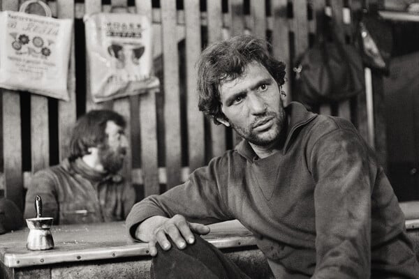 Γκάζι 1982-1984: Οι φωτογραφίες του Νίκου Μάρκου από το παλιό εργοστάσιο εκτίθενται ξανά