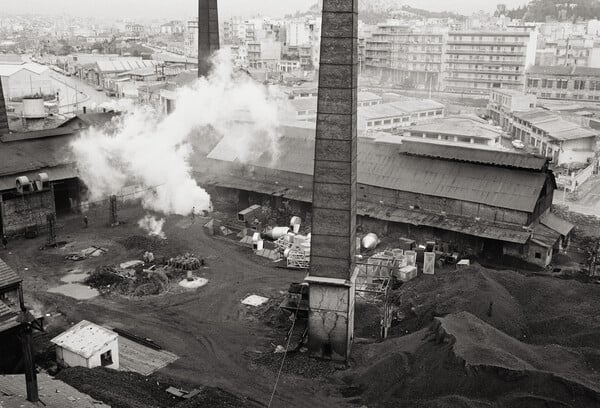 Γκάζι 1982-1984: Οι φωτογραφίες του Νίκου Μάρκου από το παλιό εργοστάσιο εκτίθενται ξανά