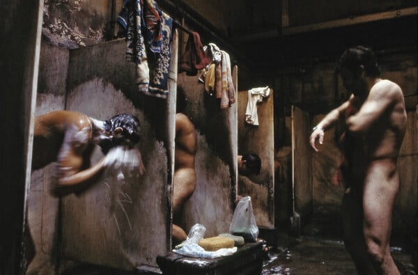 Γκάζι 1982-1984: Οι φωτογραφίες του Νίκου Μάρκου από το παλιό εργοστάσιο εκτίθενται ξανά