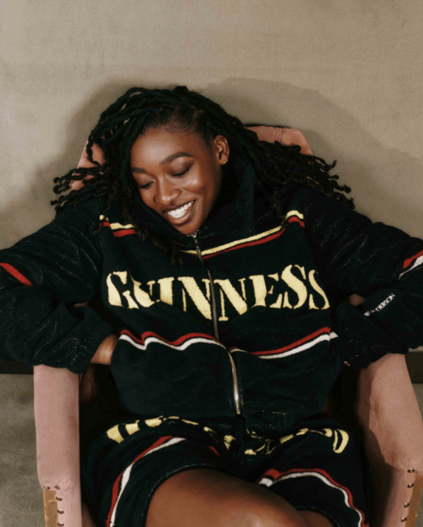 O Jonathan Anderson συνεργάζεται με τη Guinness και λανσάρει πουλόβερ αξίας 1.450 ευρώ εμπνευσμένο από χαλί παμπ