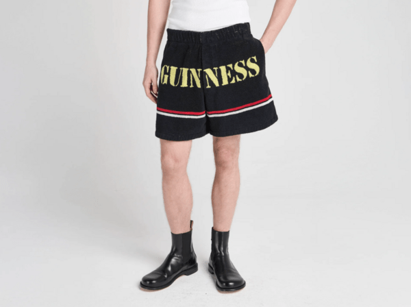 O Jonathan Anderson συνεργάζεται με τη Guiness και λανσάρει πουλόβερ αξίας 1.450 ευρώ εμπνευσμένο από χαλί παμπ