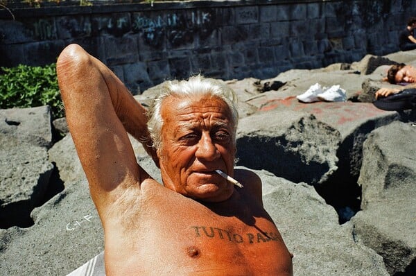 Όλα περνούν, αγόρι μου! Η γλυκόπικρη φιλοσοφία ενός άντρα που τα έχασε όλα