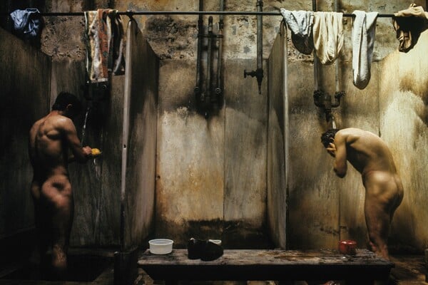 Οι φωτογραφίες του Νίκου Μάρκου από το παλιό εργοστάσιο στο Γκάζι εκτίθενται ξανά