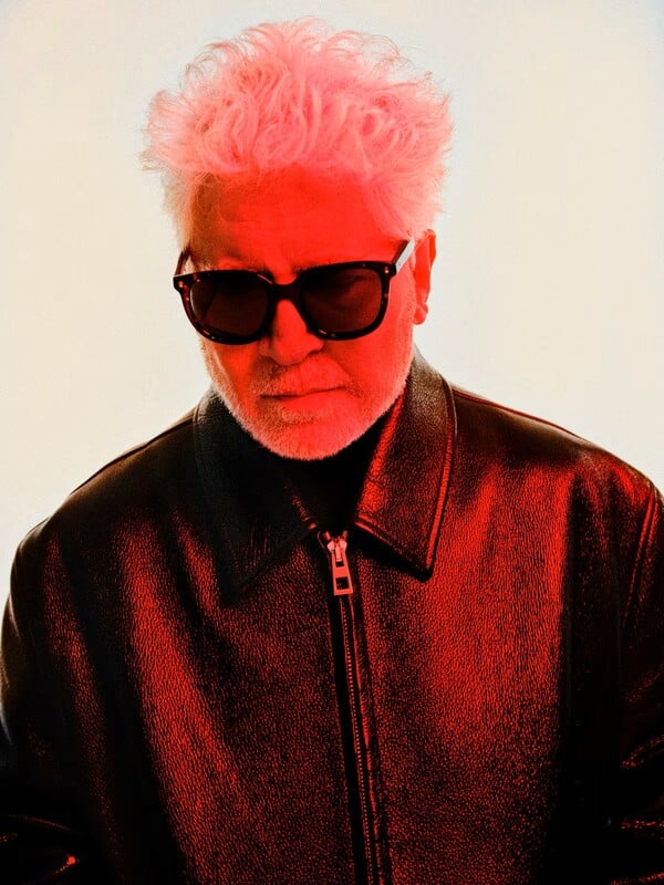 Ο Πέδρο Αλμοδόβαρ πιο γυμνός από ποτέ