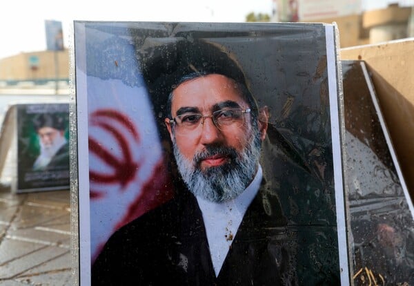 ΜΟΤΖΤΑΜΠΑ ΧΑΜΕΝΕΙ ΙΡΑΝ