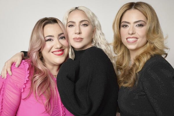 Δύο ελληνοαμερικανίδες λεσβίες λανσάρουν beauty brand και το TikTok αντιδρά.