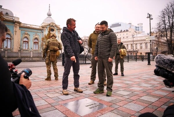 Ο Sean Penn κέρδισε Oscar, αλλά βρισκόταν στο Κίεβο με τον Ζελένσκι