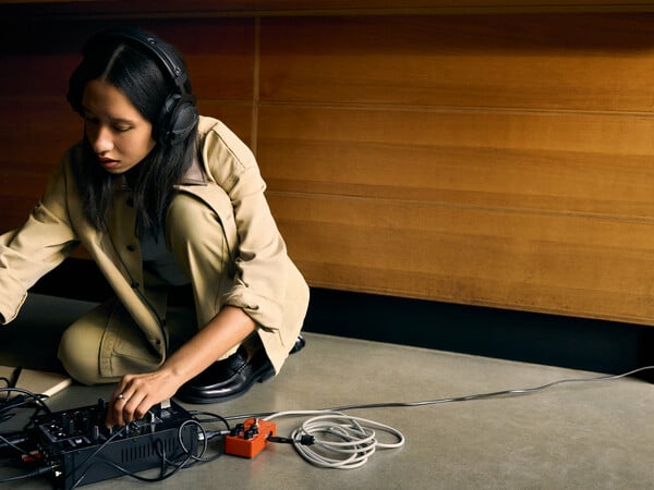 Red Means Go: Η HUGO ντύνει τη γενιά που φτιάχνει το δικό της μέλλον