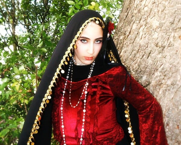 Το printed hijab επιστρέφει και δεν θέλει πια να περνά απαρατήρητο