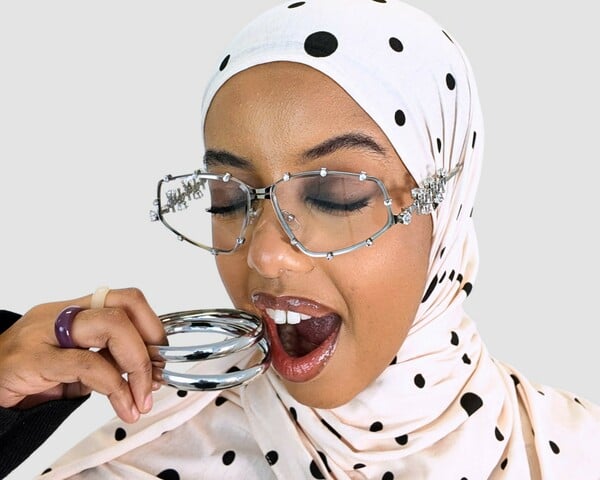 Το printed hijab επιστρέφει και δεν θέλει πια να περνά απαρατήρητο