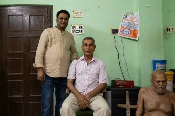 Στην Ινδία ένα εργαστήριο φτιάχνει ομοιώματα νεκρών για οικογένειες που πενθούν