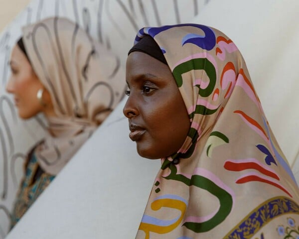 Το printed hijab επιστρέφει και δεν θέλει πια να περνά απαρατήρητο