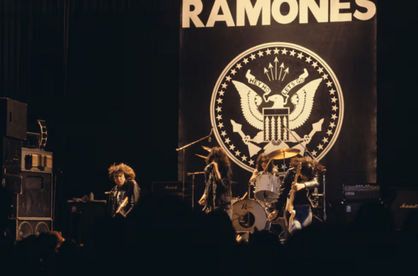 Ramones: Πενήντα χρόνια από το άλμπουμ που γέννησε το πανκ 