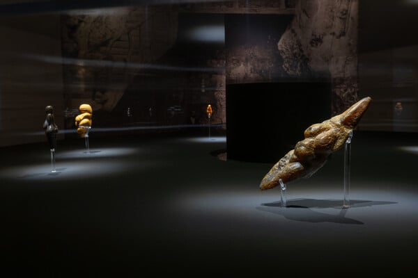 Το Μουσείο Κυκλαδικής Τέχνης παρουσιάζει την έκθεση «Jeff Koons: Αφροδίτη του Lespugue»