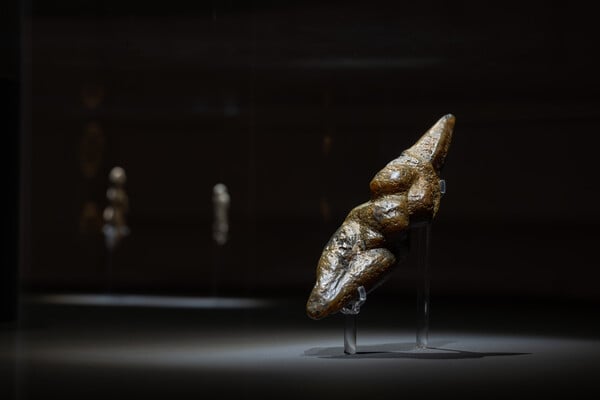 Ο Τζεφ Κουνς συζητά με Έλληνες δημοσιογράφους στο Μουσείο Κυκλαδικής Τέχνης