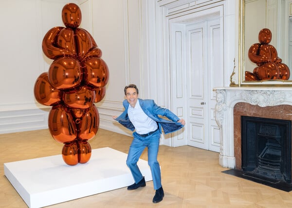 Ο Τζεφ Κουνς συζητά με Έλληνες δημοσιογράφους στο Μουσείο Κυκλαδικής Τέχνης