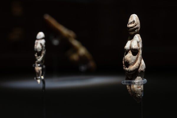 Ο Τζεφ Κουνς συζητά με Έλληνες δημοσιογράφους στο Μουσείο Κυκλαδικής Τέχνης