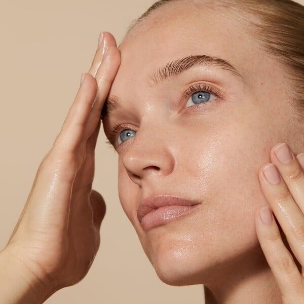 Essences: τι είναι και γιατί έχουν μπει για τα καλά στη σύγχρονη περιποίηση;