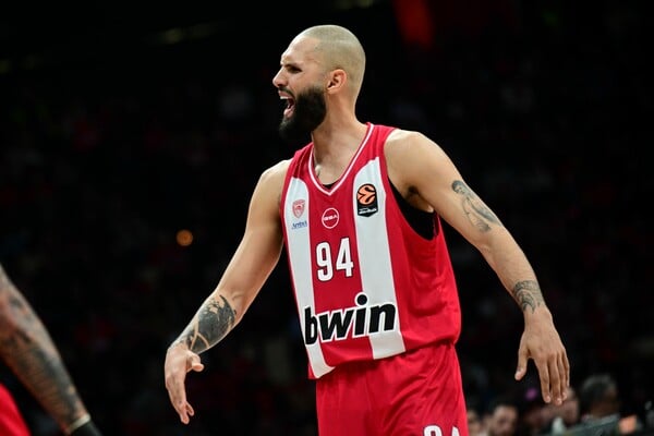 Ολυμπιακός: Ποινή μιας αγωνιστικής στον Φουρνιέ - Χάνει το ντέρμπι «αιωνίων» για το πρωτάθλημα