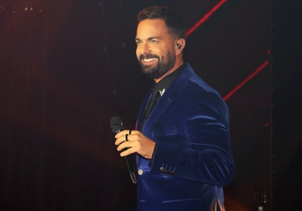 Ηλίας Βρεττός: Έπεσε θύμα ξυλοδαρμού κατά τη διάρκεια live του στην Κύπρο