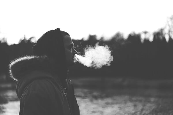 ΑΝΗΛΙΚΟΙ ΚΑΠΝΙΣΜΑ ΑΛΚΟΟΛ 