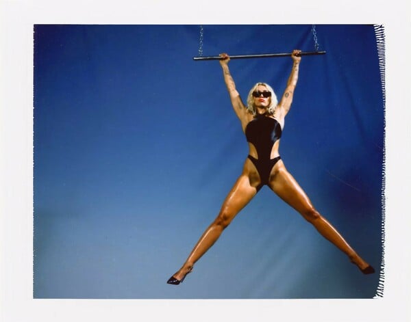 Η Chloë Sevigny, η Pamela Anderson, η Bella Hadid και η Gwyneth Paltrow στο νέο βιβλίο της Brianna Capozzi