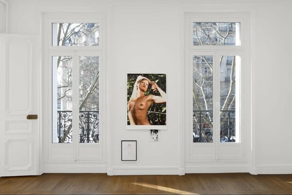 Η Collier Schorr παρουσιάζει στο Παρίσι μια έκθεση για τις queer συγγένειες και τη δύναμη της εικόνας