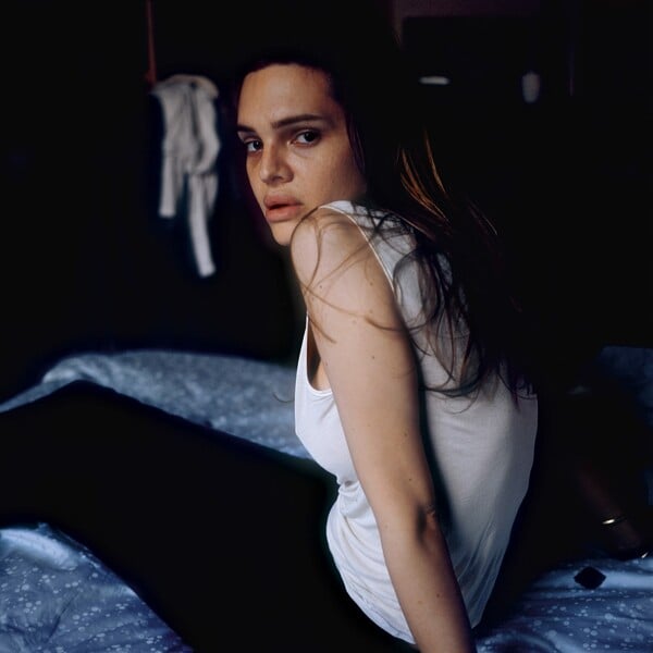 Για όλα όσα η ζωή δεν κατάφερε να θάψει: Η άγρια οδύνη του κόσμου της Nan Goldin απλώνεται στο Παρίσι