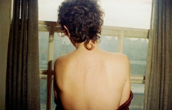 Για όλα όσα η ζωή δεν κατάφερε να θάψει: Η άγρια οδύνη του κόσμου της Nan Goldin απλώνεται στο Παρίσι